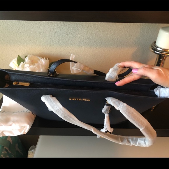 Michael Kors Medium Jet Set Travel Tote NWT - Picture 7 of 12